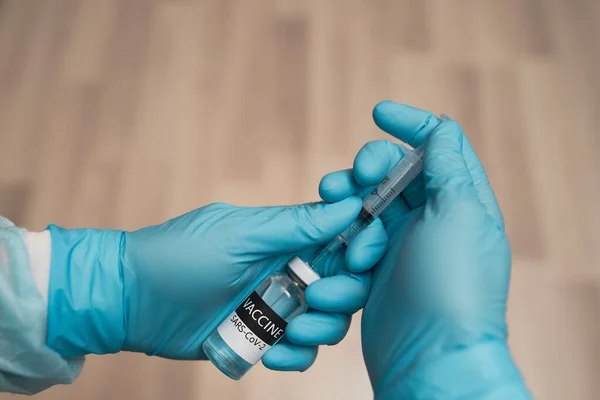 Läkares händer fyllning spruta med vaccin. — Stockfoto