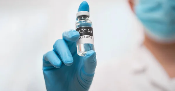 Läkare som håller vaccin COVID-19. Begreppet medicinvaccination — Stockfoto