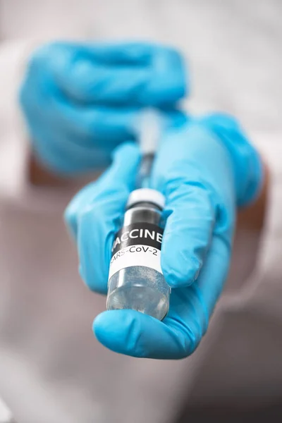 De arts kiest het vaccin in een spuit — Stockfoto