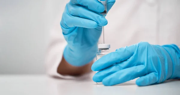 Läkaren slår in vaccinet i en spruta — Stockfoto