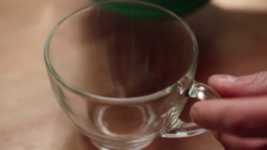 Taze siyah çay şeffaf bir cam fincana dökülür.