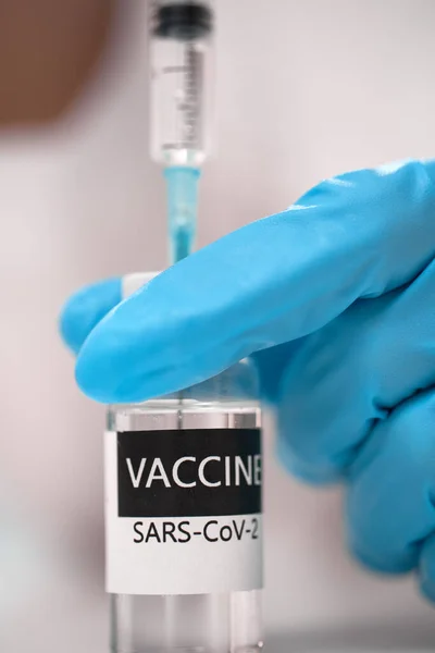 Le médecin compose le vaccin dans une seringue — Photo