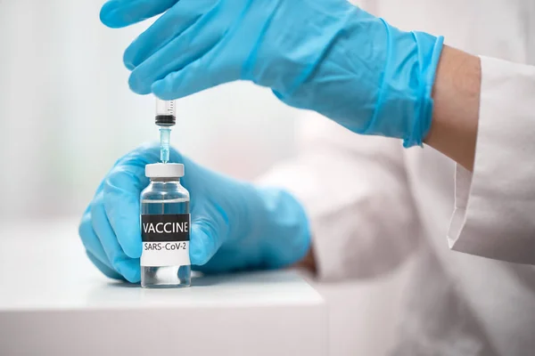 El médico marca la vacuna en una jeringa —  Fotos de Stock