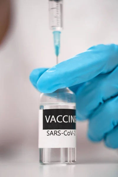 Le médecin compose le vaccin dans une seringue — Photo