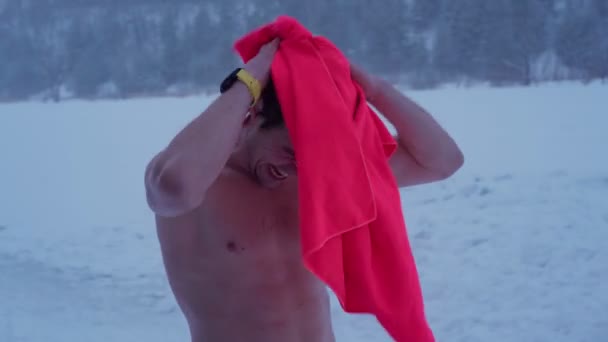 Mann wischt sich nach Schwimmen im Eisfluss mit Handtuch ab — Stockvideo