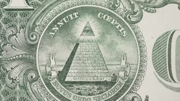 Heranzoomen de facto zur Pyramide mit Auge auf Dollarschein. Mystik, Finanzen und Okkultismus — Stockvideo