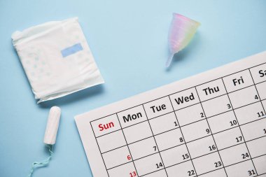 Pamuklu ped ve regl bardaklı takvim. Kadın kritik günler ve hijyen koruması