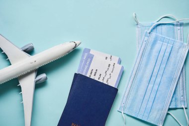 Uçak modu, biletler ve maske. Coronavirüs salgını nedeniyle uçuş konseptine devam ediliyor.
