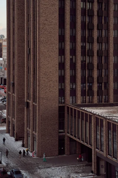 Großer Wolkenkratzer mit Menschen auf der Straße — Stockfoto