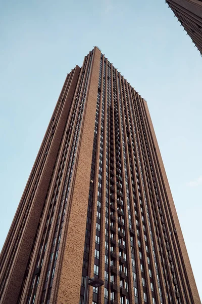 Moderne Skysrapers in der Abenddämmerung. Niedriger Blickwinkel — Stockfoto