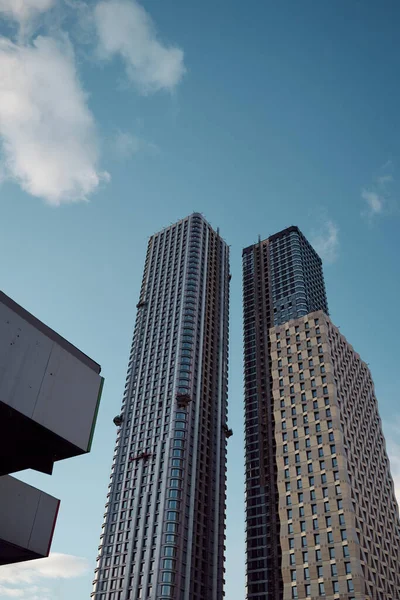 Modern felhőkarcolók alkonyatkor. Alacsony látószög Stock Kép