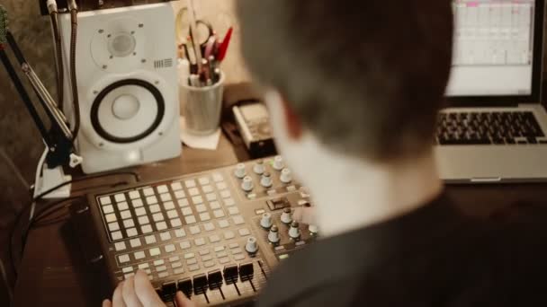 Anonimowy DJ tworzący muzykę w domowym studio — Wideo stockowe