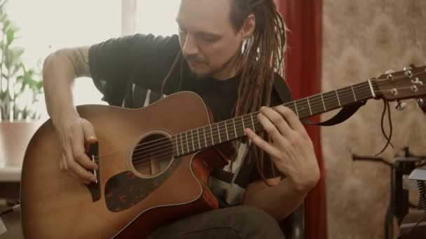 Musicista con dreadlocks suonare la chitarra a casa — Video Stock