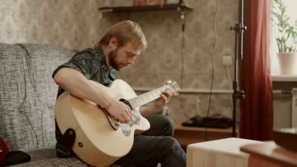 Pria dewasa bermain gitar di rumah. — Stok Video