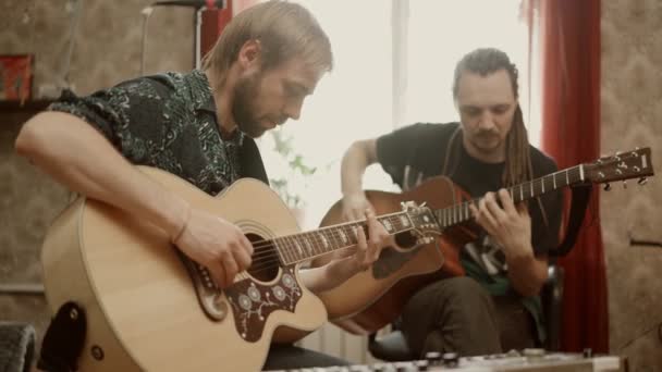 Взрослые мужчины играют на гитаре дома — стоковое видео