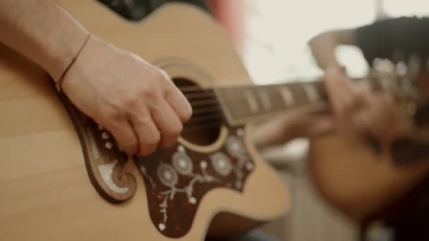 Crop man suonare la chitarra con un amico — Video Stock
