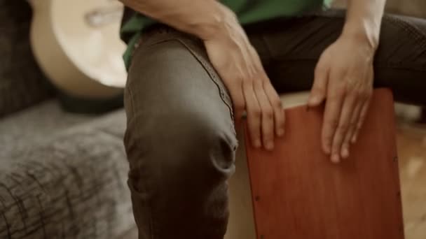 Oříznout hudebníka hrající doma cajon — Stock video