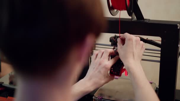 Mens creëren van 3d model op de printer — Stockvideo