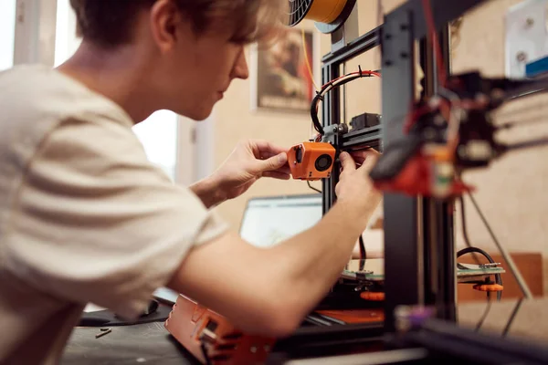 Young man set up 3d printer — Stock Photo, Image