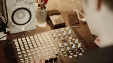 Tanımlanamayan DJ retro ev stüdyosunda müzik yapıyor
