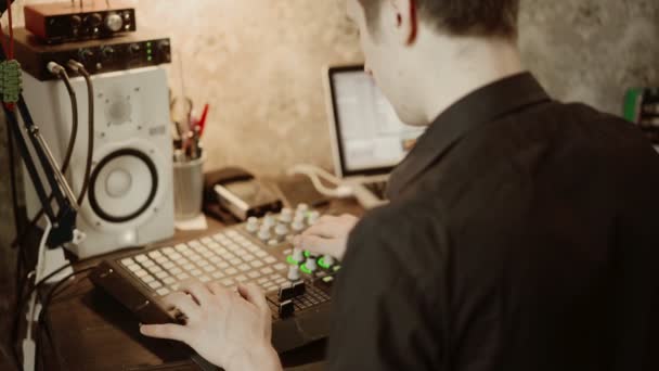 男性DJホームスタジオでサウンドボードを使う — ストック動画