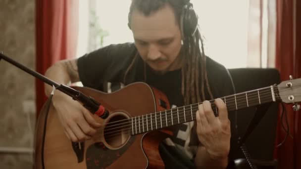 Взрослый гитарист записывает музыку дома — стоковое видео