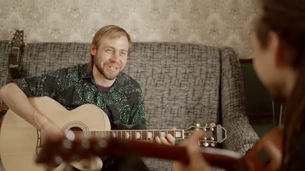 Fröhlicher Mann spielt mit Freund Gitarre — Stockvideo
