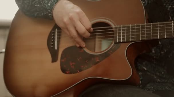 Crop man tocando la guitarra acústica — Vídeos de Stock