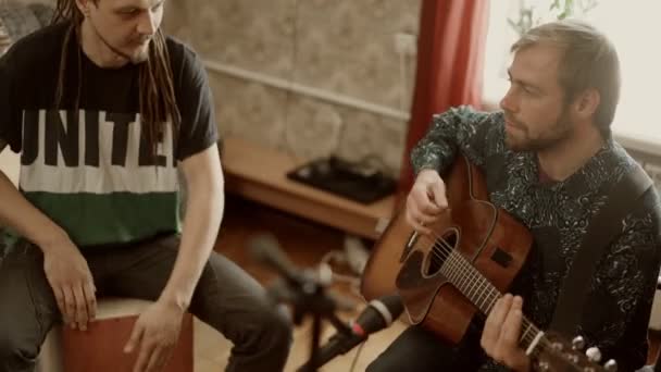 Мужские музыканты репетируют вместе дома — стоковое видео