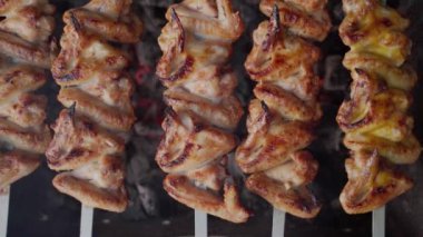 Izgara tavuk kanadı. Barbekü ızgarası. Yavaş çekim yakın çekim..