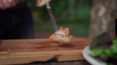 Şef şişler üzerindeki ızgara tavuk kanatlarını çıkarıyor. Hd yavaş çekim