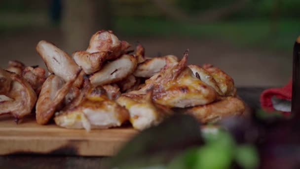 Čerstvě uvařená kuřecí křidélka na dřevěném podnose. Téma Bbq. Zpomalený pohyb fotoaparátu. — Stock video