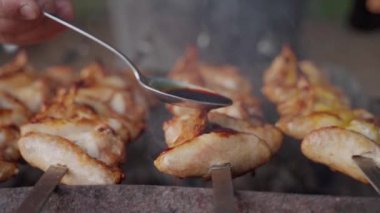 Şef ızgara kanatlara sos döküyor. Hd Yavaş çekim