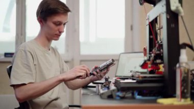 3D yazdırma için model oluşturan mühendis