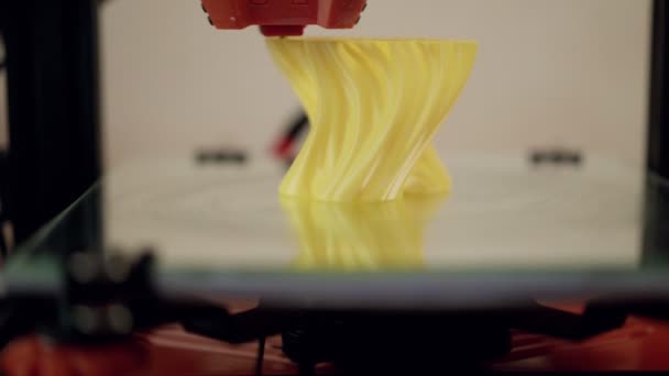 Membuat objek dimensi pohon dengan pencetak 3D — Stok Video