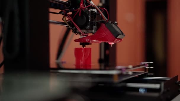 Трехмерный объект, созданный с помощью 3D принтера — стоковое видео