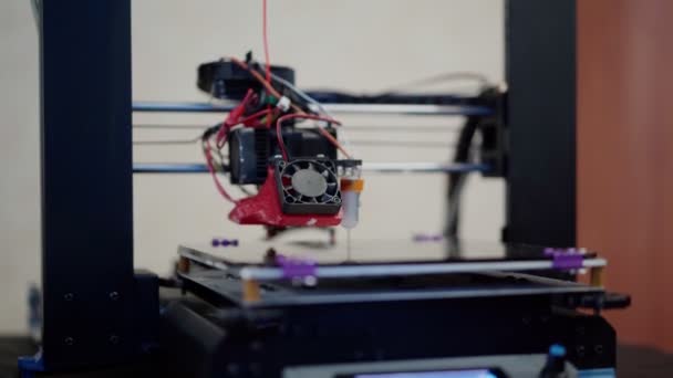 Pencetak 3D modern sedang beraksi — Stok Video