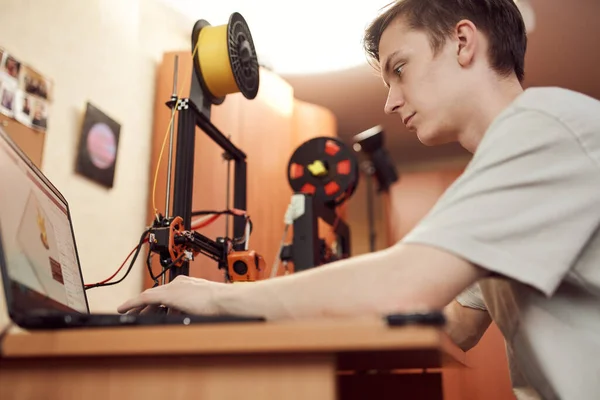 Kluger junger Mann baut mit Laptop Modell für 3D-Drucker — Stockfoto