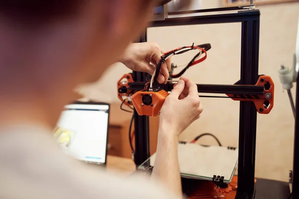 Unge man satte upp 3D-skrivare — Stockfoto
