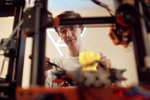 Молодой парень режет пластиковые модели — стоковое фото