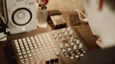 Anonim DJ ev stüdyosunda müzik yapıyor