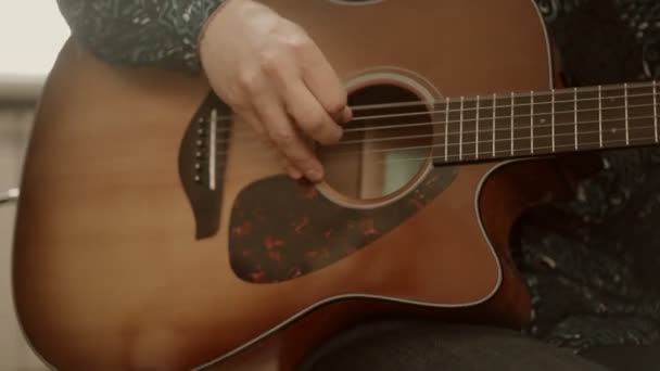 Кроп-парень играет на акустической гитаре — стоковое видео