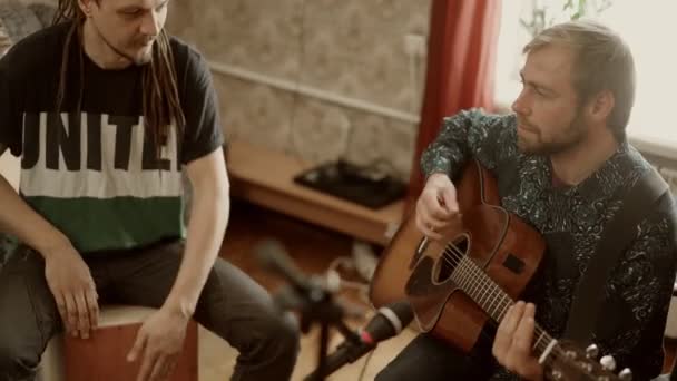 Uomo suonare la chitarra e cantare vicino amico — Video Stock