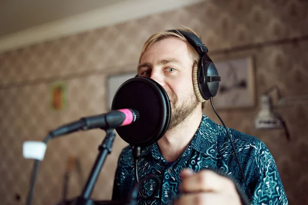 Man spelar gitarr och sjunger under repetitionen — Stockfoto