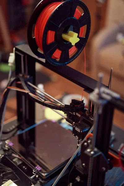 Пластиковая катушка на 3D принтере в студии — стоковое фото