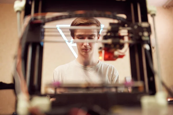 Young man working at laptop. 3d printing concept — Stock Photo, Image