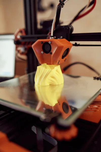 Model plastikowy na drukarce 3D w studio — Zdjęcie stockowe