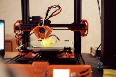 Stüdyoda 3D yazıcının plastik modeli