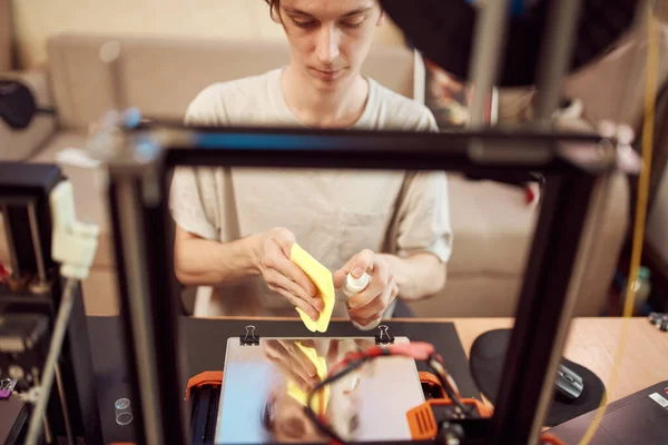 Young man set up 3d printer — Stock Photo, Image