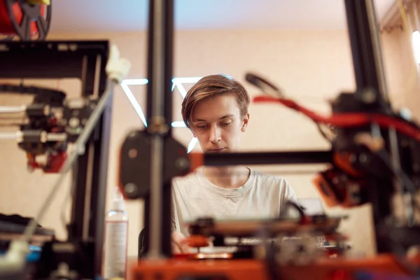 Jeune homme mis en place imprimante 3D — Photo